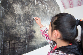 乡村小学里的小学女生图片