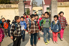 乡村小学生在放学回家照片