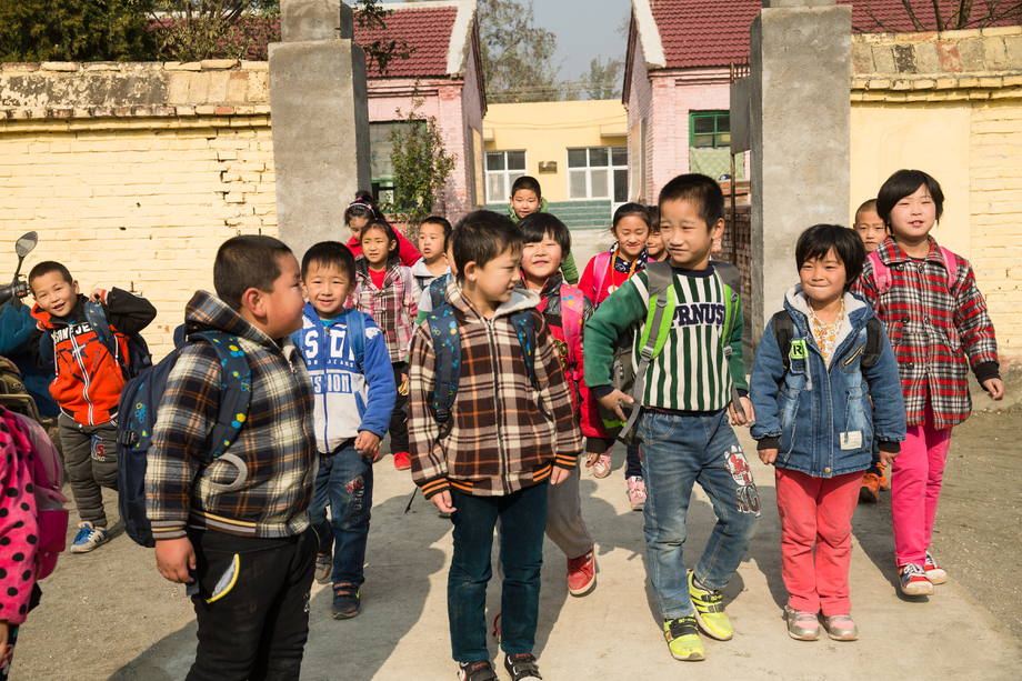 乡村小学生在放学回家照片