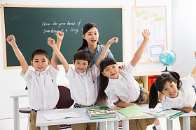 老师和小学生们在教室里图片
