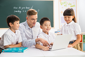 教师和小学生在教室里照片