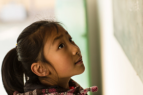 乡村小学里的小学女生图片