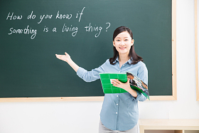 女教师在教室里图片