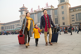 幸福家庭在站前广场照片