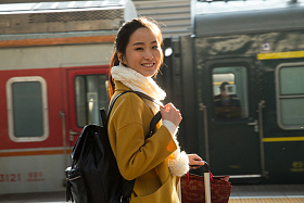 青年女人在车站月台图片