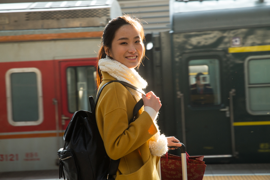 青年女人在车站月台图片