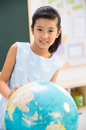 小学女生在教室里图片