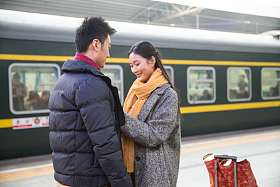 年轻情侣在火车站图片