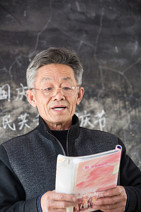 乡村小学老师在上课图片