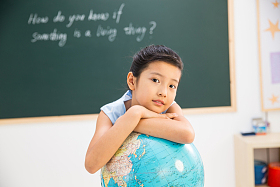 小学女生在教室里图片