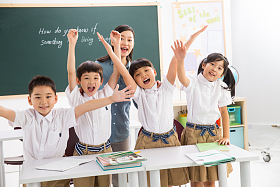 老师和小学生们在教室里照片