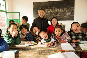乡村男教师和小学生在教室