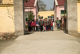 乡村小学生在放学回家图片