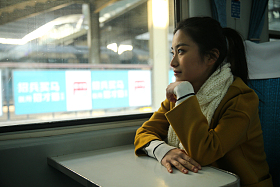 青年女人在火车上