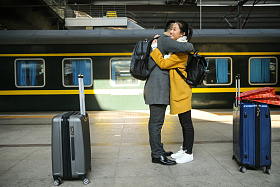 青年情侣在火车站图片