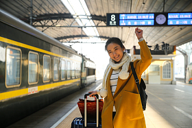 青年女人在车站月台图片