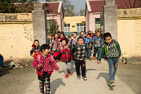 乡村小学生在放学回家图片