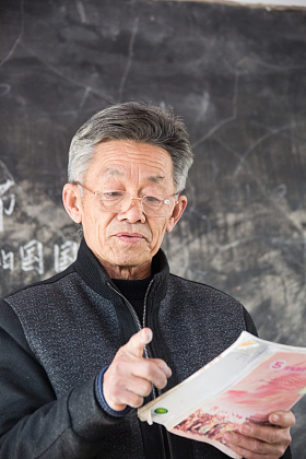 乡村小学老师在上课图片