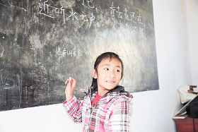 乡村小学里的小学女生照片