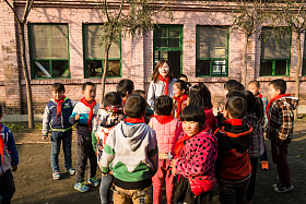 乡村教师和小学生在学校