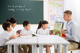 教师和小学生在教室里图片