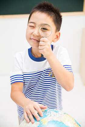 小学男生在教室
