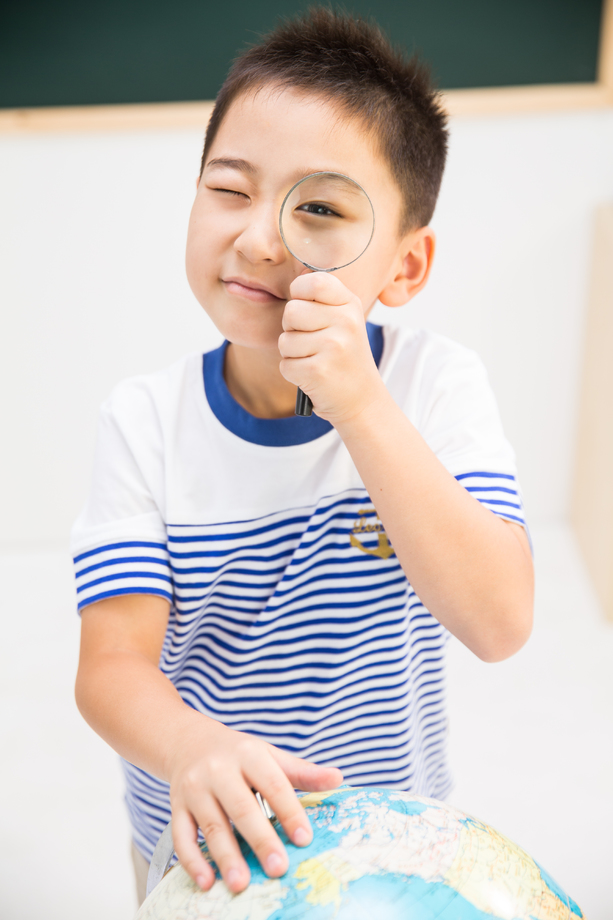 小学男生在教室
