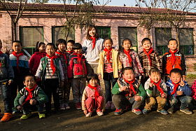 乡村教师和小学生在学校