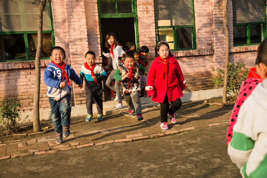 乡村教师和小学生在学校 乡村教师和小学生在学校
