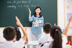 老师和小学生们在教室里图片