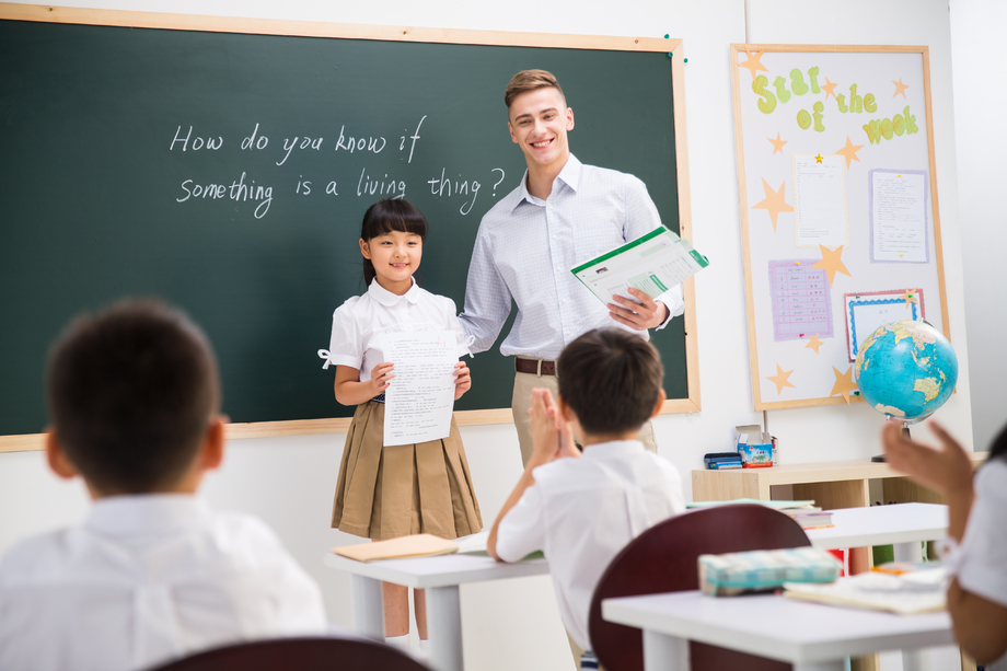 教师和小学生在教室
