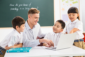 教师和小学生在教室里照片