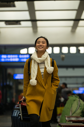 青年女人在火车站照片
