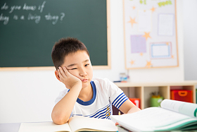 小学男生在教室