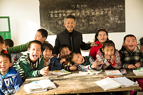 乡村男教师和小学生在教室