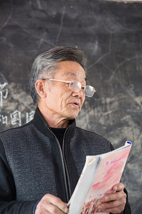 乡村小学老师在上课图片