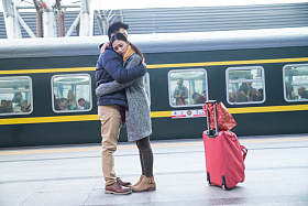 年轻情侣在火车站图片