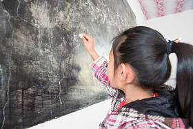 乡村小学里的小学女生照片