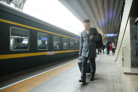 青年男人在车站月台图片