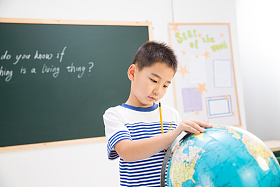 小学男生在教室里图片