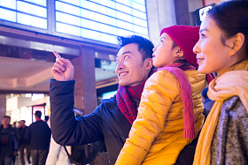 幸福家庭在候车厅图片