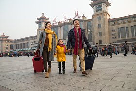 幸福家庭在站前广场图片