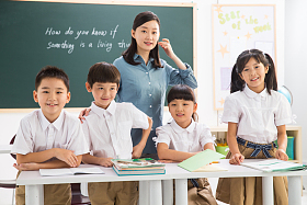 老师和小学生们在教室里图片