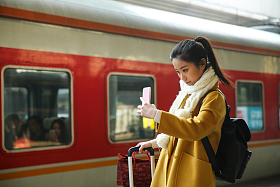 青年女人在车站月台图片