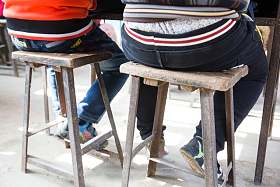 乡村小学里的小学生在上课