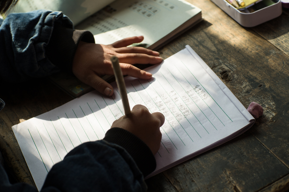 乡村小学里的小学女生图片