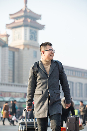 青年男人在火车站照片