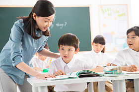 老师和小学生们在教室里照片