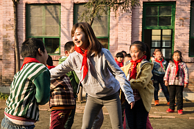 乡村教师和小学生在学校