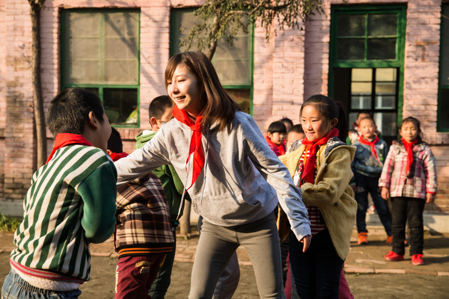 乡村教师和小学生在学校